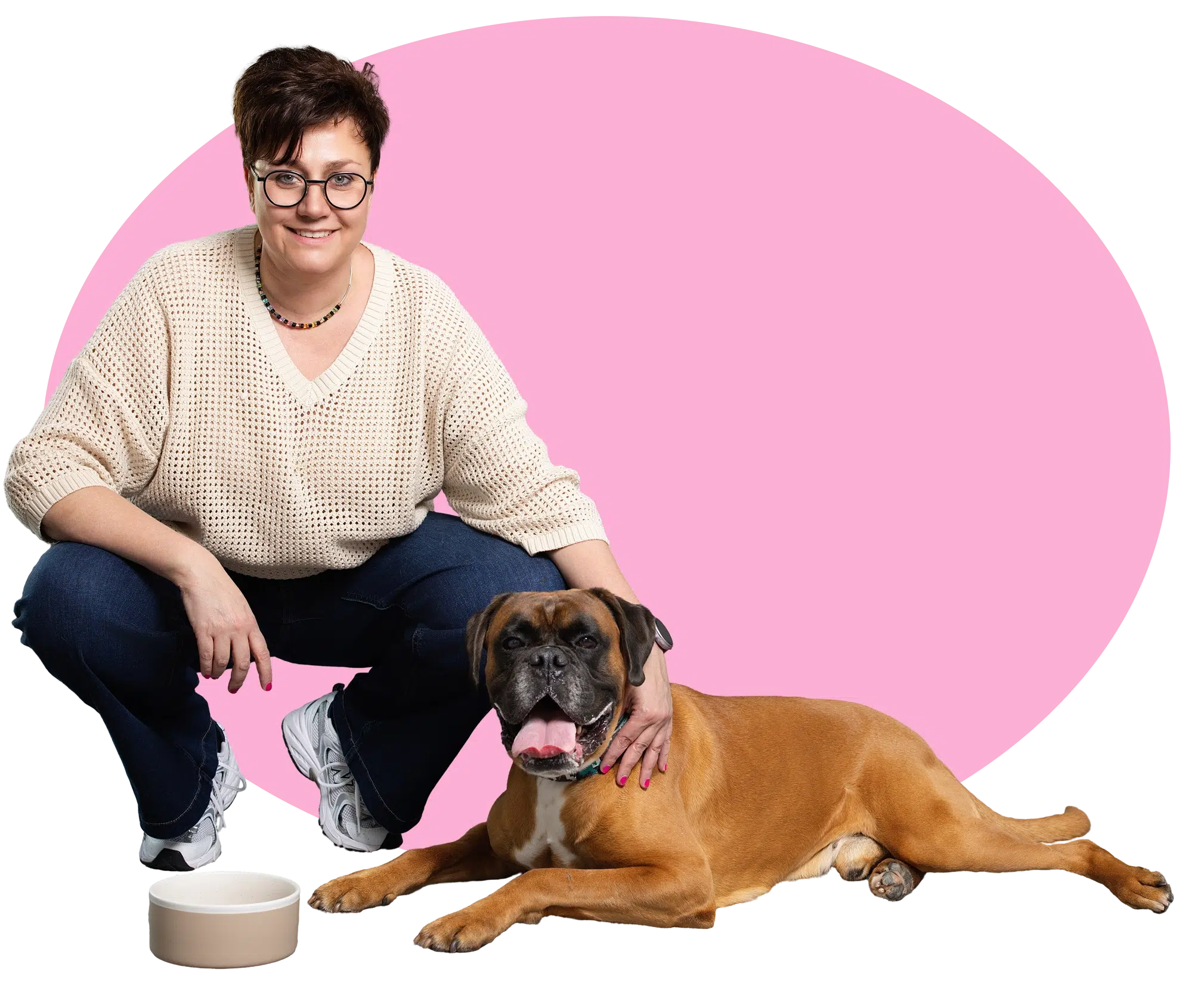 Hundetrainerin Silke von Deichpfoten kniet neben ihrem Boxer mit leerem Futternapf – Ernährungsberatung Küstennapf