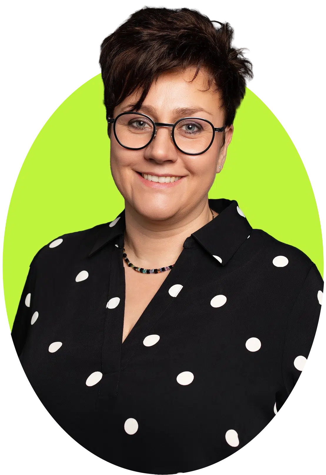 Porträt von Silke, Hundetrainerin und Ernährungsberaterin bei Deichpfoten, vor grünem Hintergrund