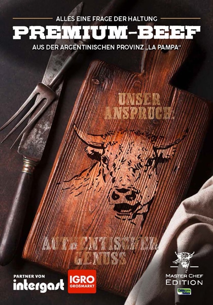Werbefolder für „Premium-Beef“ aus Argentinien (Master Chef Edition). Das Motiv zeigt ein rustikales Holzbrett mit einer eingebrannten Ochsen-Illustration, daneben liegen eine antike Fleischgabel und ein Messer.