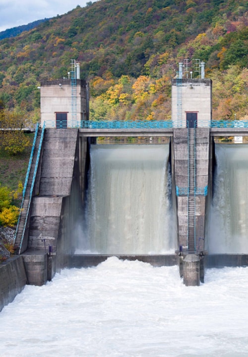 Gebaute Anlage mit Wasserfall